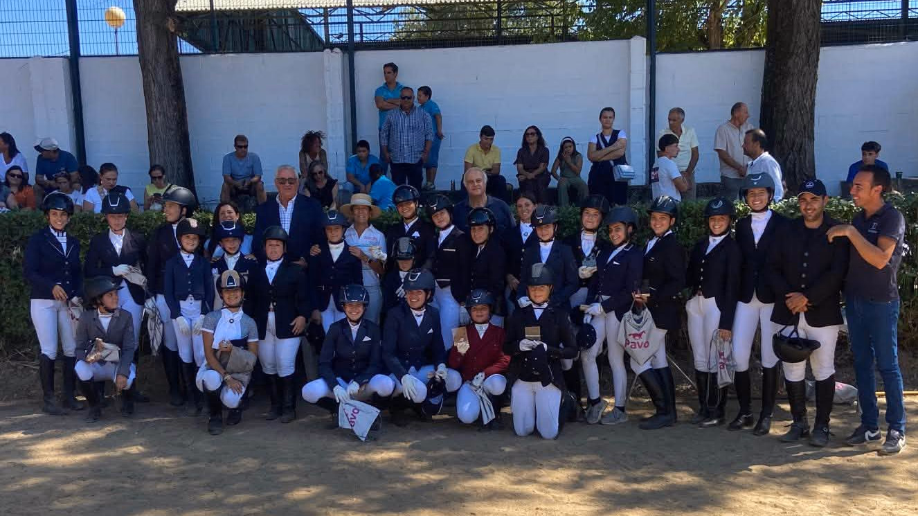 Participantes durante la competición ecuestre en el Recinto Hípico Ferial de Zafra