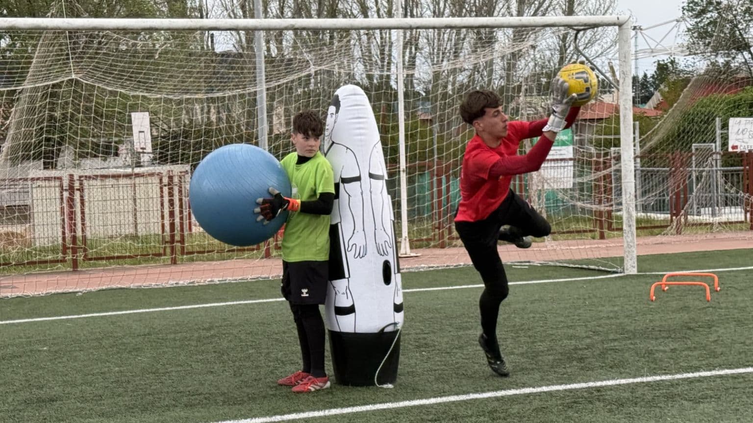 Así se forjan los porteros de la Escuela B&J en Villafranca: realidad, técnica y mucha cabeza