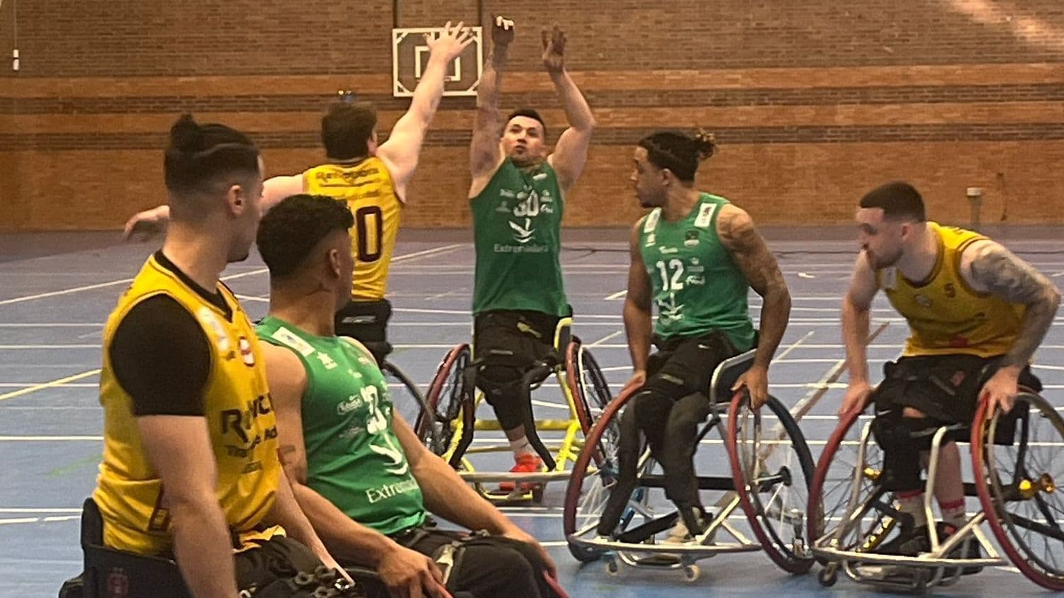 Jugadores del Mideba Extremadura durante el partido ante Rehatrans Getafe BSR en el Nuria Cabanillas