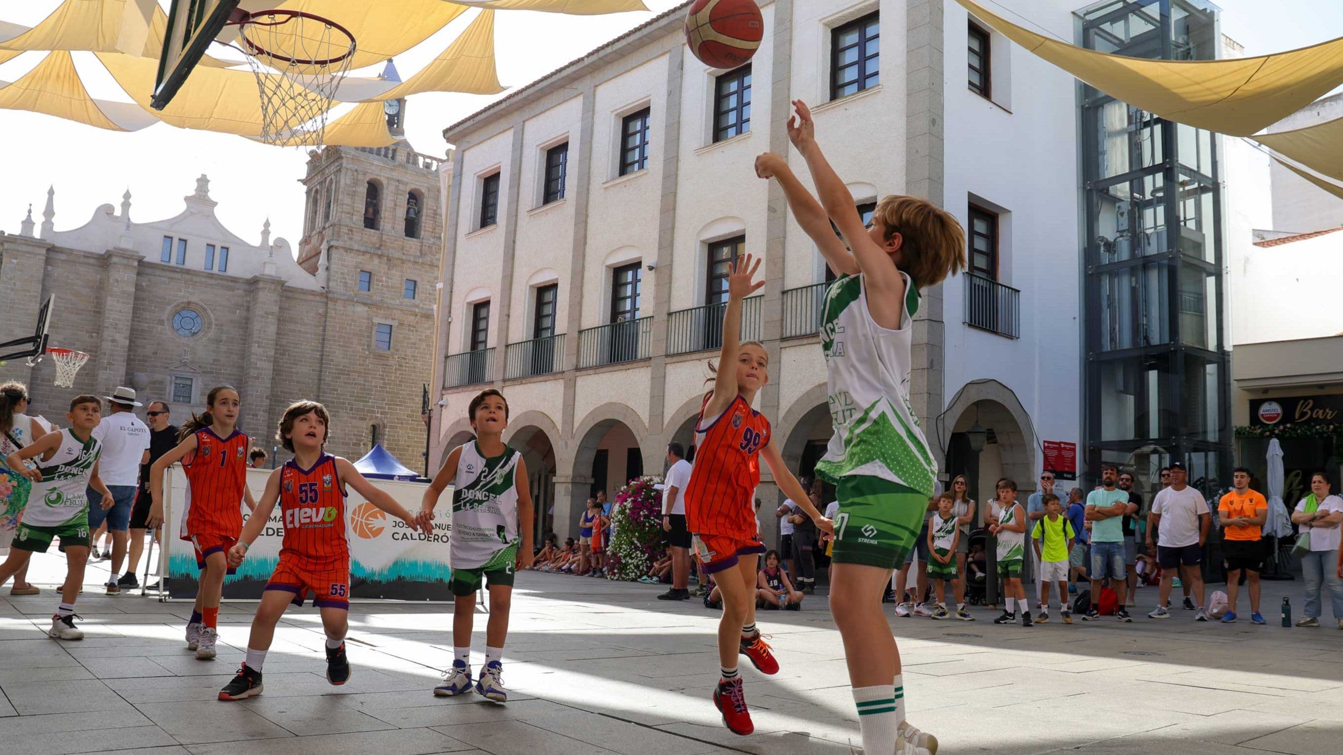 Jugadores participando en el 3x3 Street Basket de la Fundación Calderón