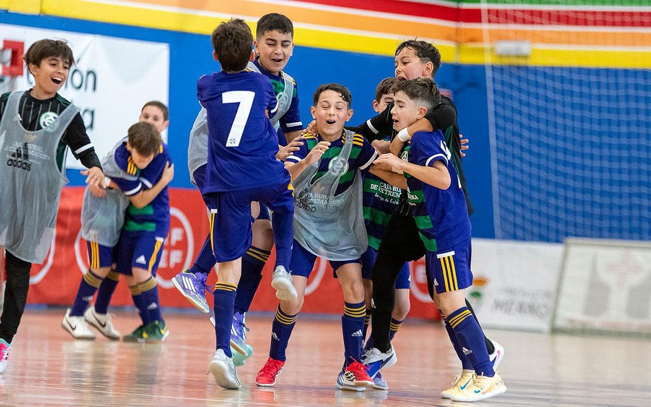 Extremadura firma un pleno de sonrisas en el nacional benjamín de fútbol sala con victoria masculina y goleada femenina