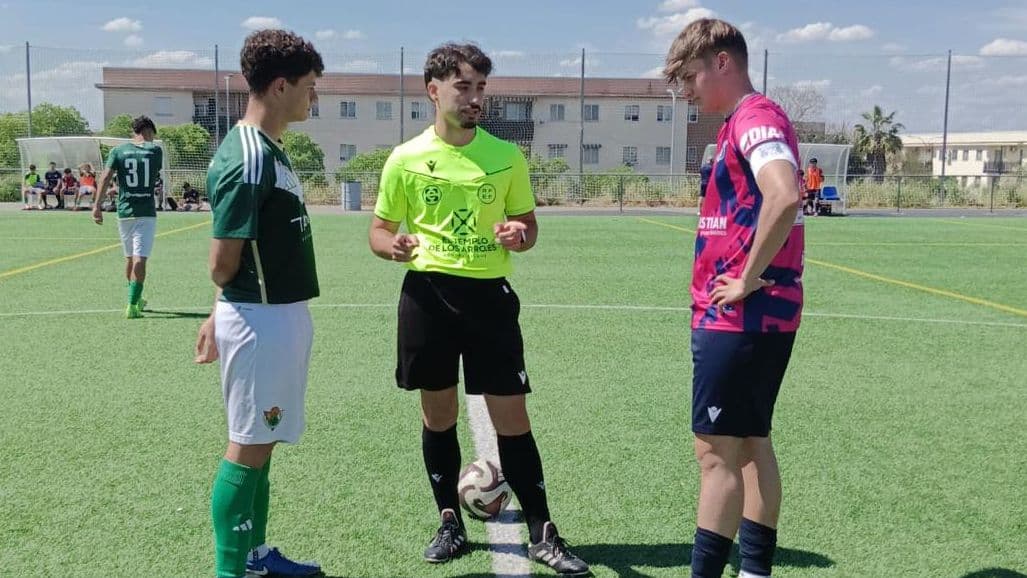 Los capitanes de Cacereño y Nuevo Plasencia con el árbitro del partido.