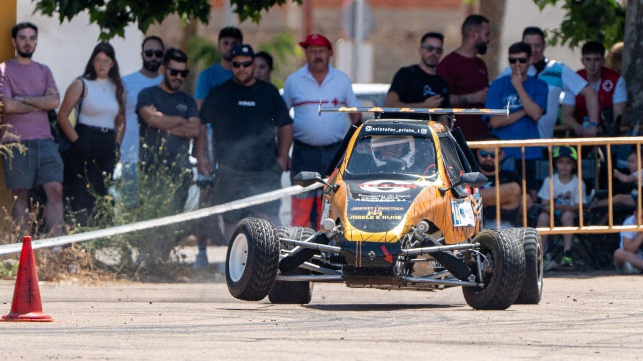 Vehículo participante en el Slalom Ráfagas Racing durante una de las mangas