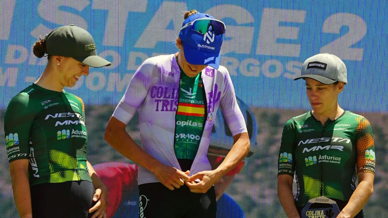 Natalia Fischer con el maillot de líder de la clasificación femenina de Colina Triste