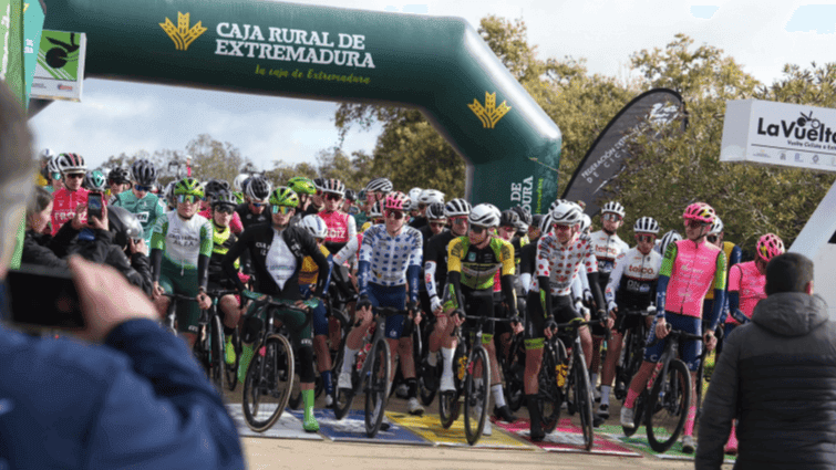Pelotón de la Vuelta Ciclista a Extremadura Élite y Sub-23 durante una etapa