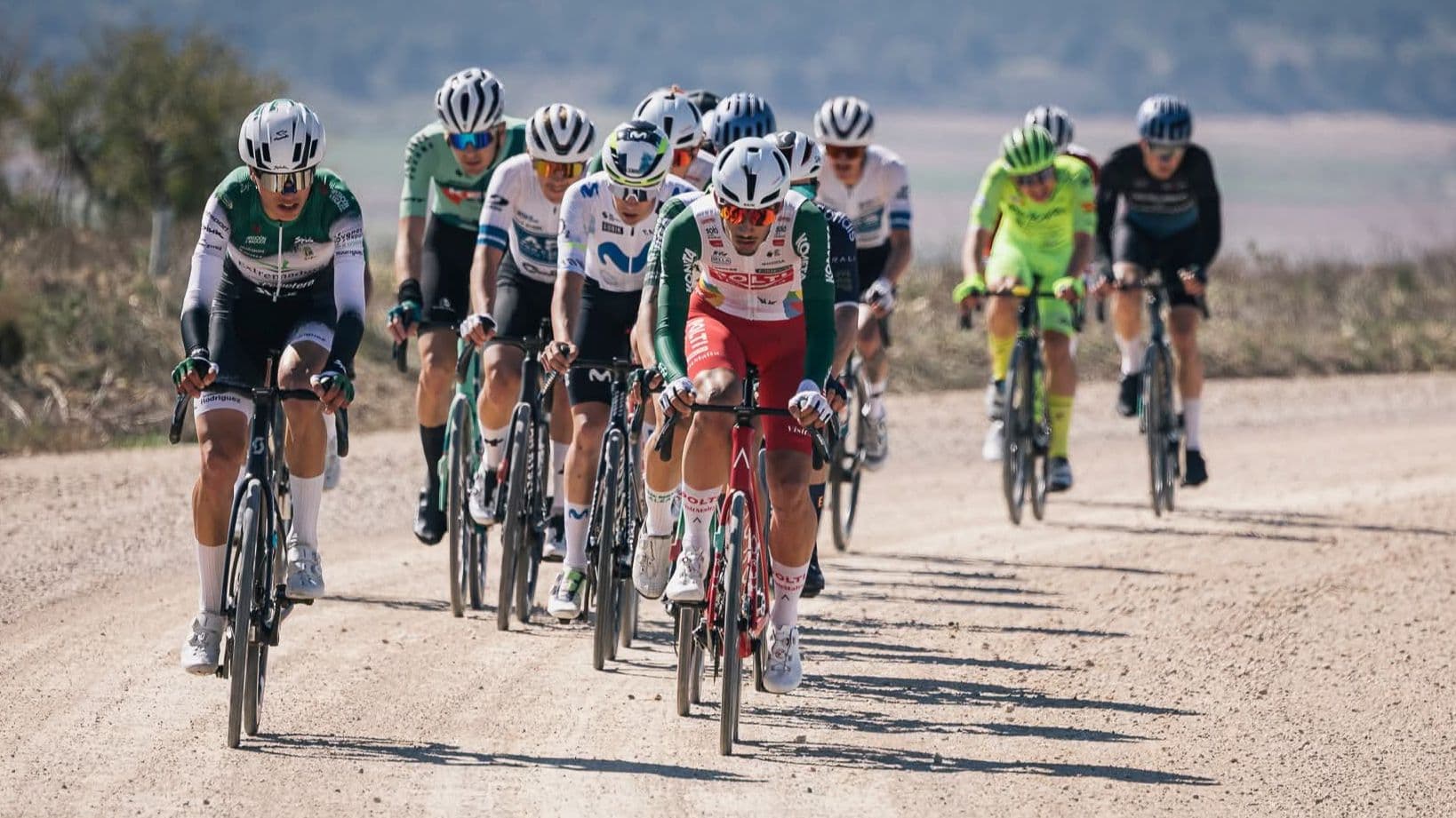 Ciclistas del Extremadura Pebetero compitiendo en una clásica nacional
