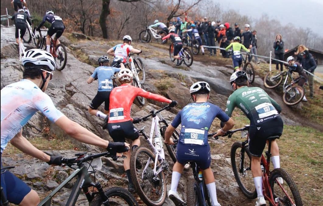 Corredoras del Extremadura-Petrogold durante su debut internacional en Suiza