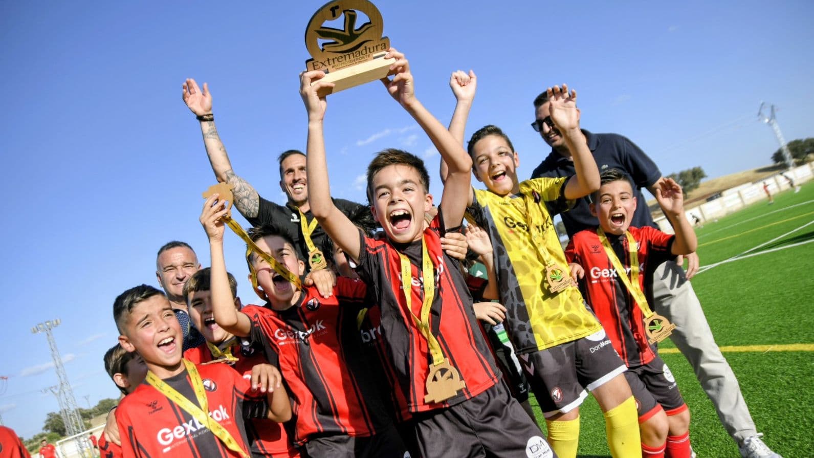 Jugadores del CP Vedruna Cáceres celebran el Campeonato de Extremadura benjamín de fútbol 8