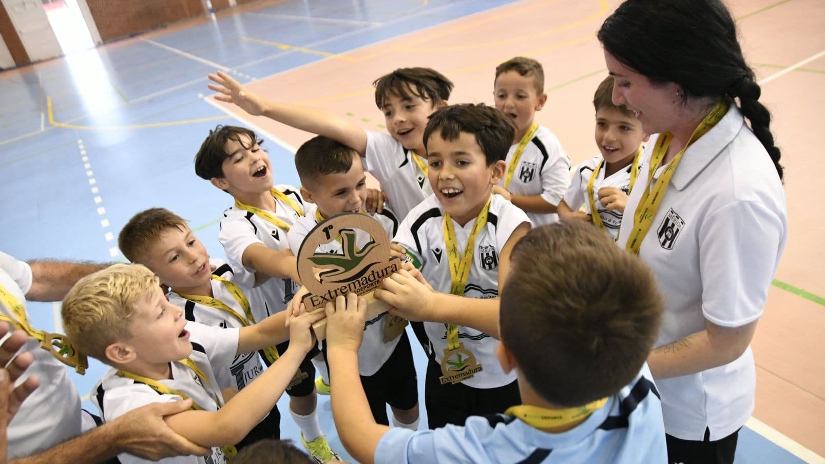 Jugadores de la AD Mérida celebrando el título extremeño prebenjamín de fútbol sala