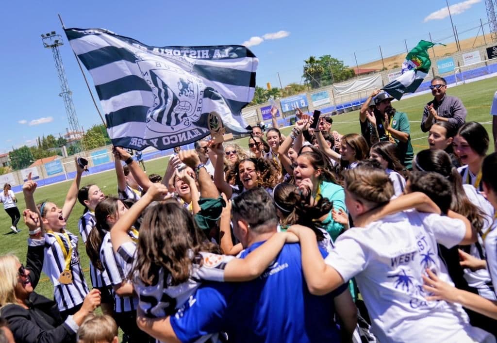 El Badajoz Femenino se corona en el Campeonato de Extremadura cadete de fútbol en Don Álvaro