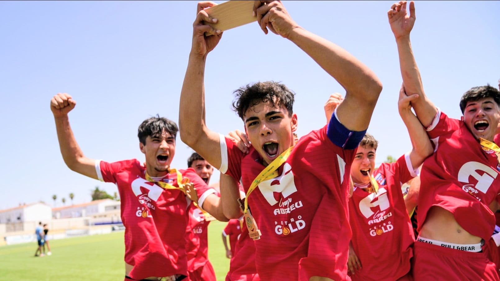 Jugadores del Diocesano tras vencer a la AD Mérida en Puebla de la Calzada