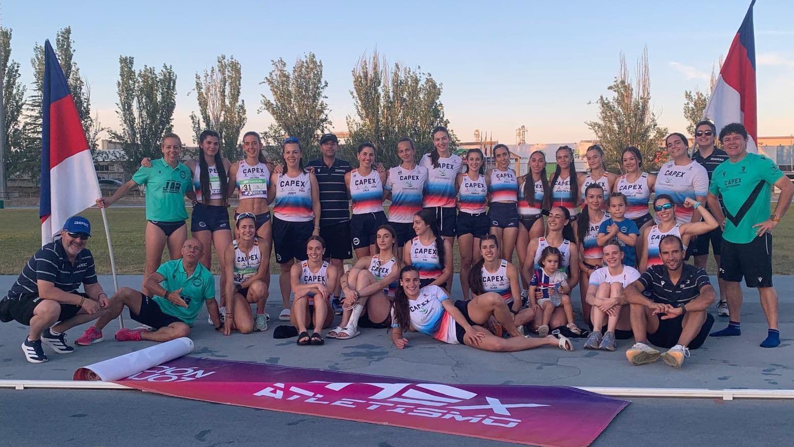 Equipo femenino del CAPEX tras lograr la permanencia en Primera División