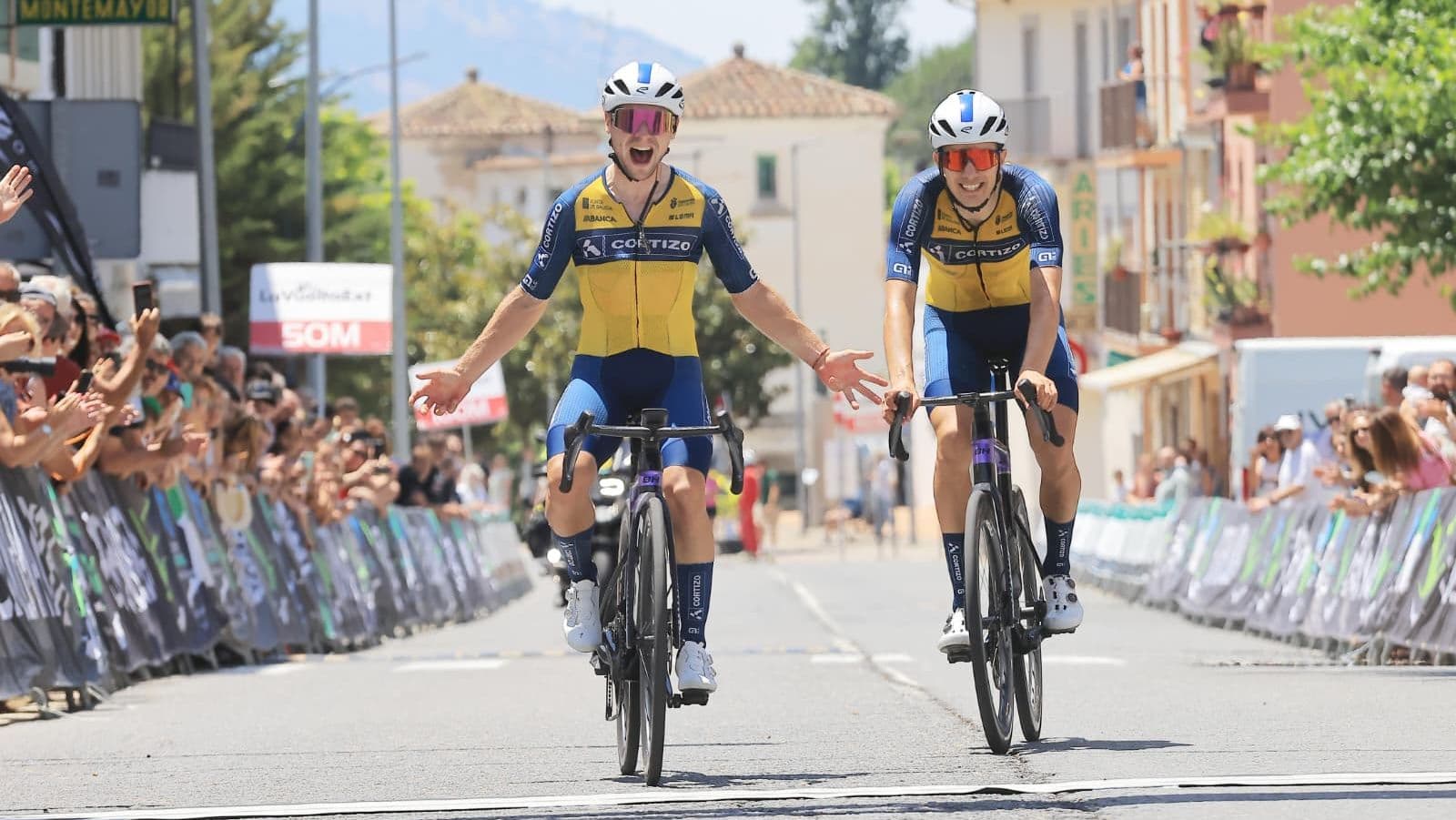 Óscar Fuentes celebra la victoria final en la Vuelta a Extremadura 2026