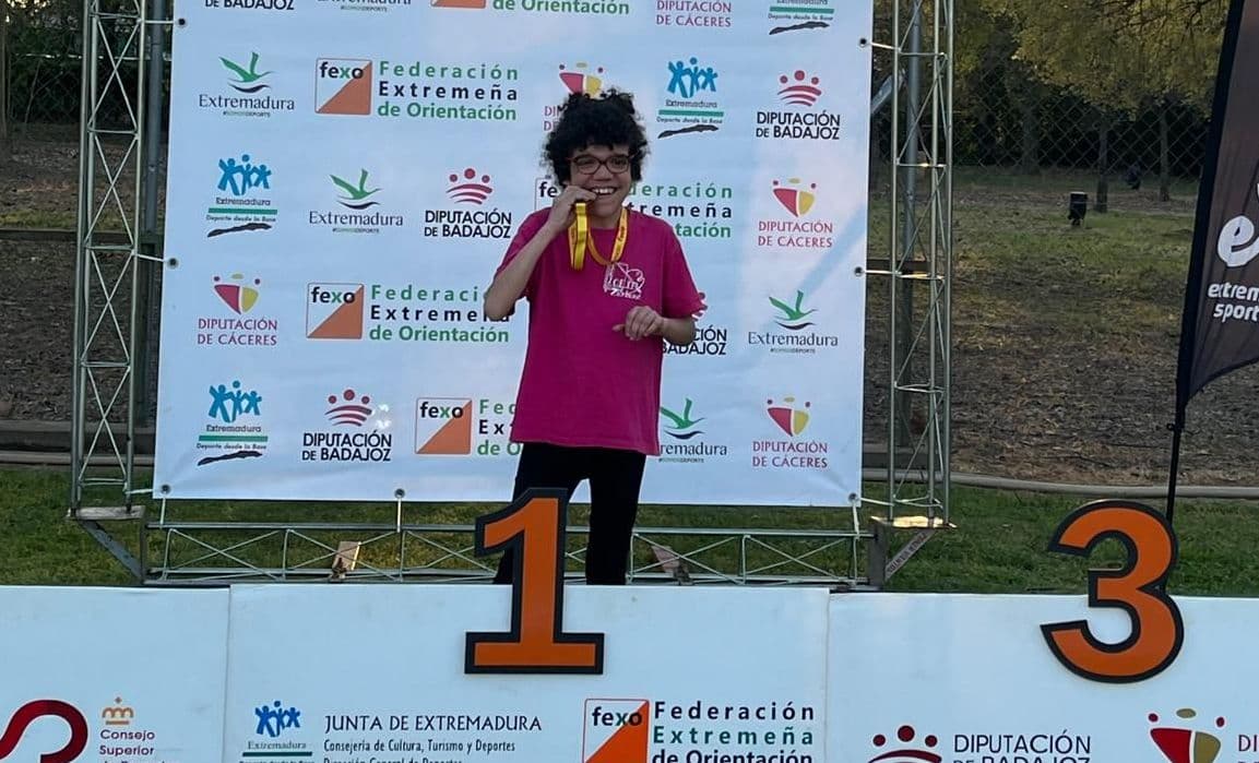 María Santos celebra su oro en orientación inclusiva en Coria