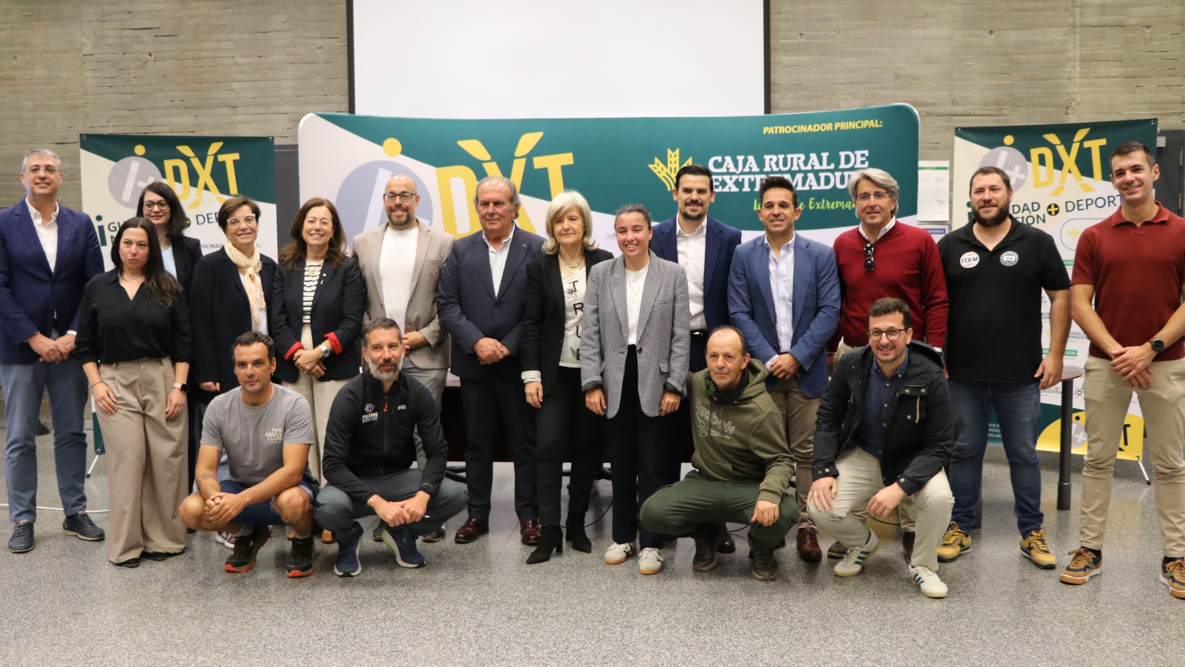 Presentación del programa I+DXT con representantes de la Junta de Extremadura y Caja Rural