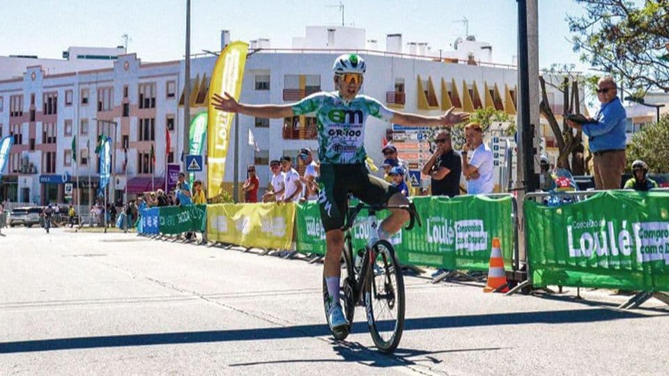 Pepe Vega celebra su victoria en la última etapa de la Volta ao Concelho de Loulé