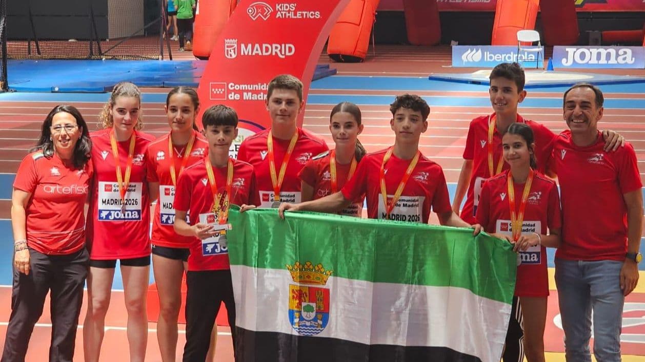 Raúl Conde, Jaime Simón, Javier Martínez, Mateo Ramos, Elena García-Ontiveros, Adriana Martín, Zoe Alcón y Lucía Embid tras competir en Gallur