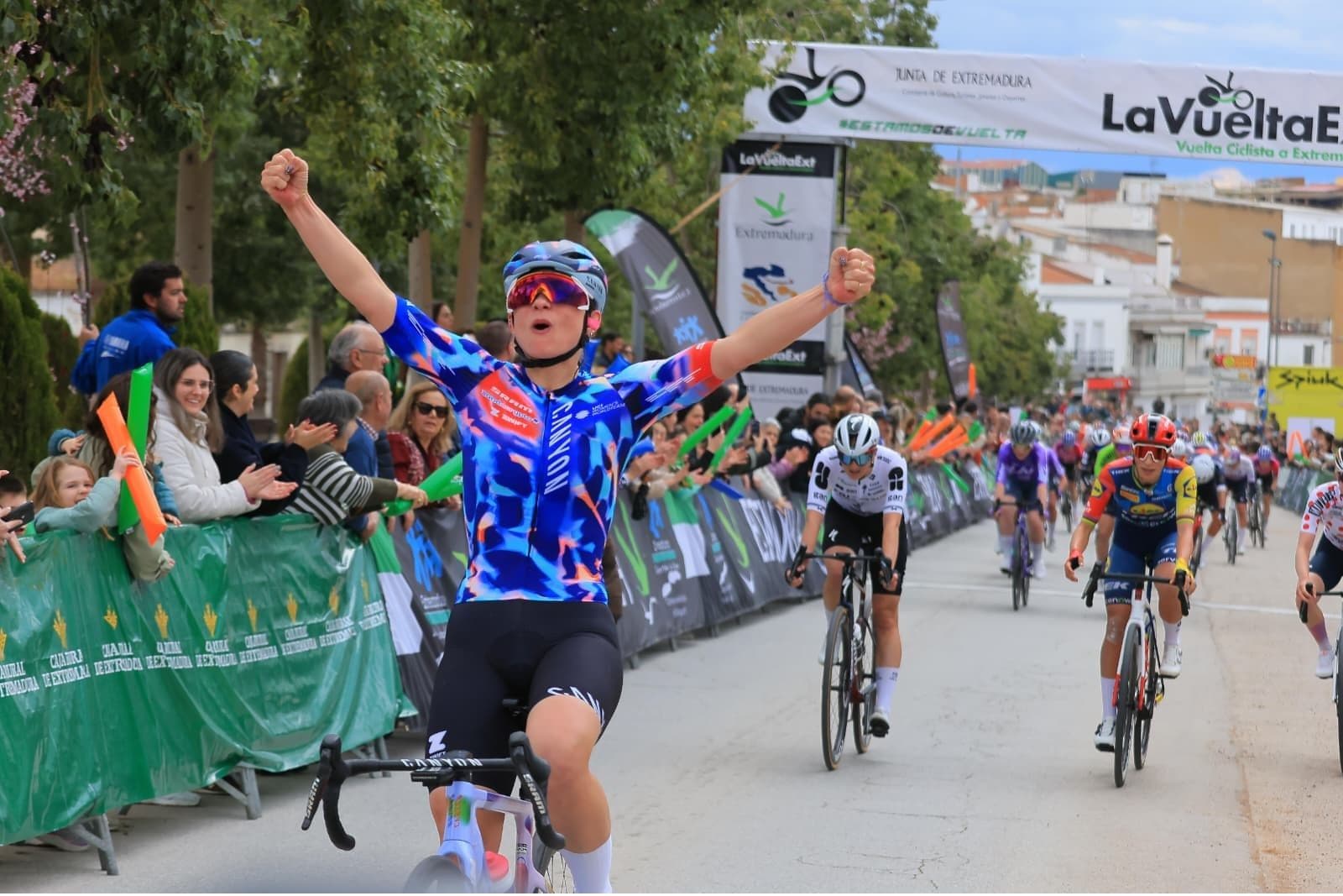 Consonni se apunta el esprint de la segunda etapa de la Vuelta a Extremadura y tumba la resistencia de Sheyla Gutiérrez