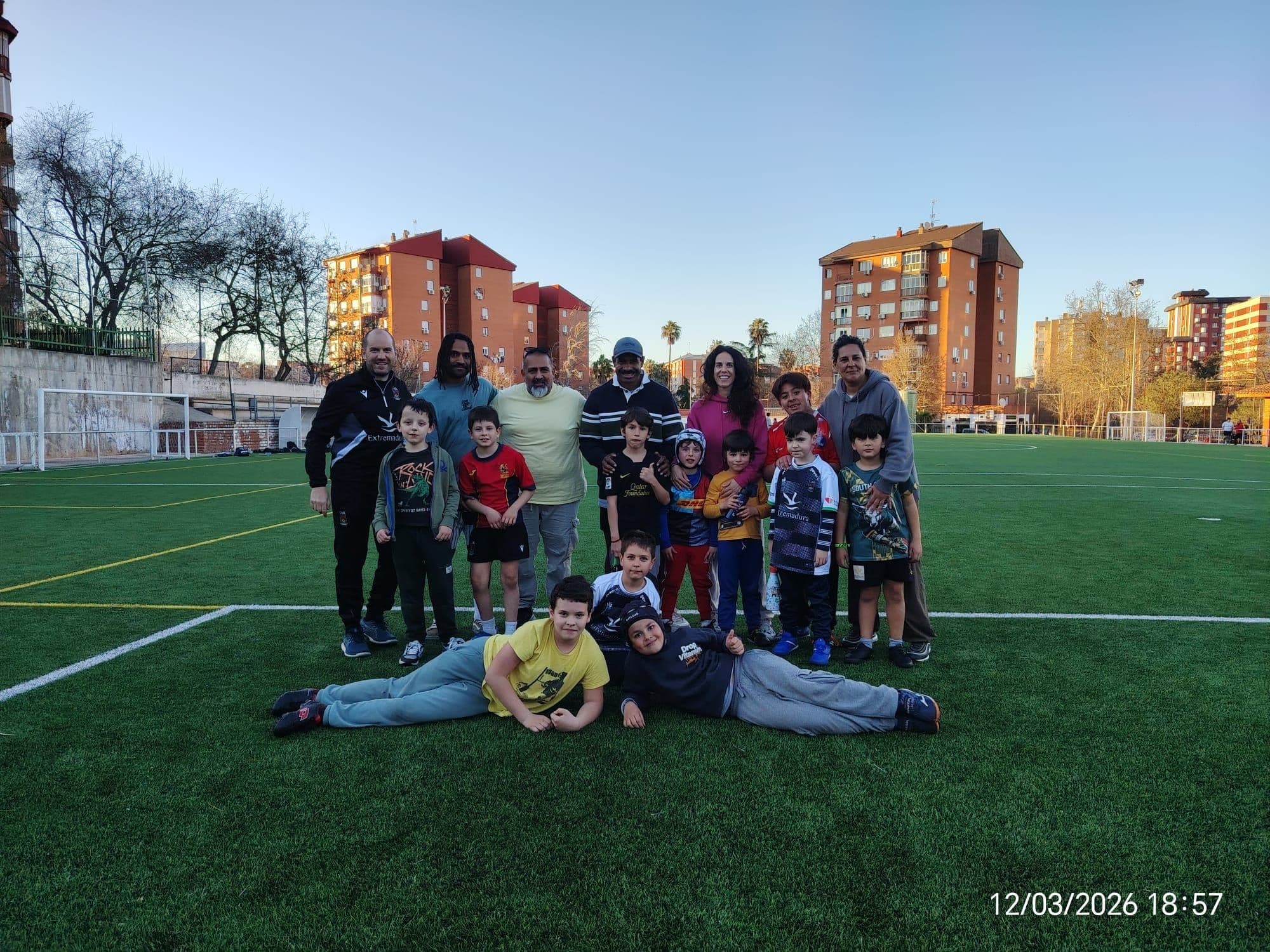 Exjugadores fijianos del CAR Cáceres en Las 300 con los niños del club