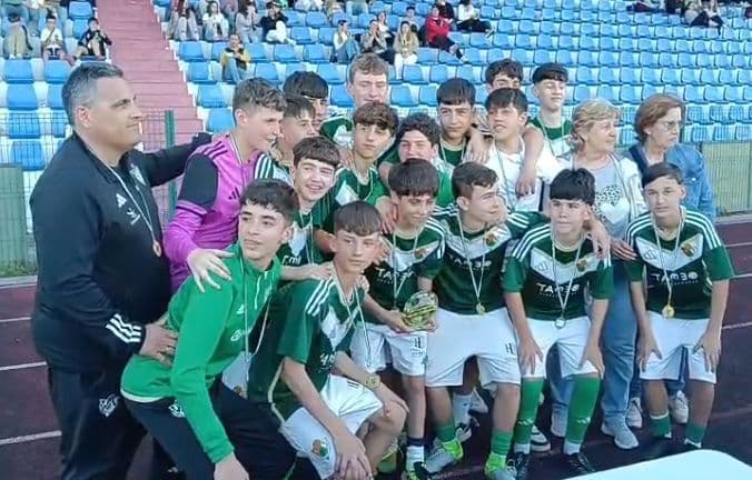 El Cacereño Infantil A posa con el trofeo de campeón del torneo