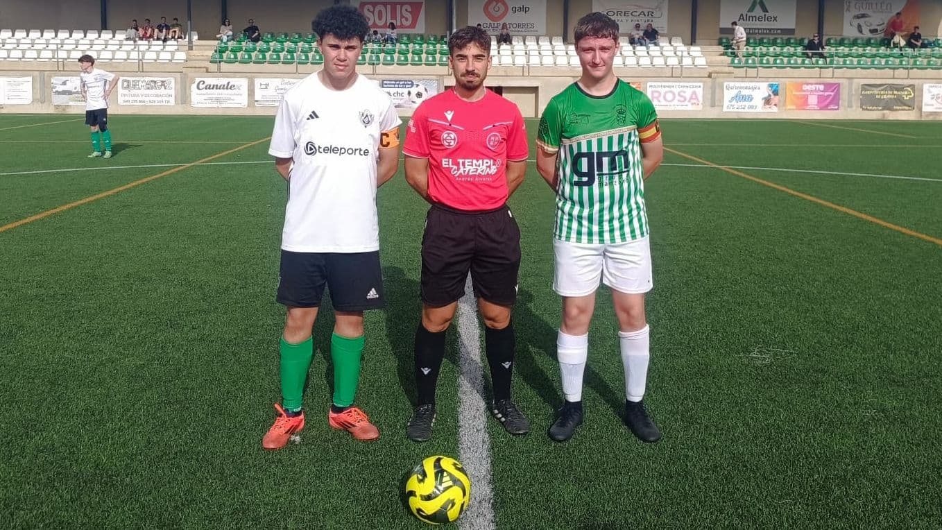Los capitanes de Cacereño y Torreorgaz junto al árbitro del partido.