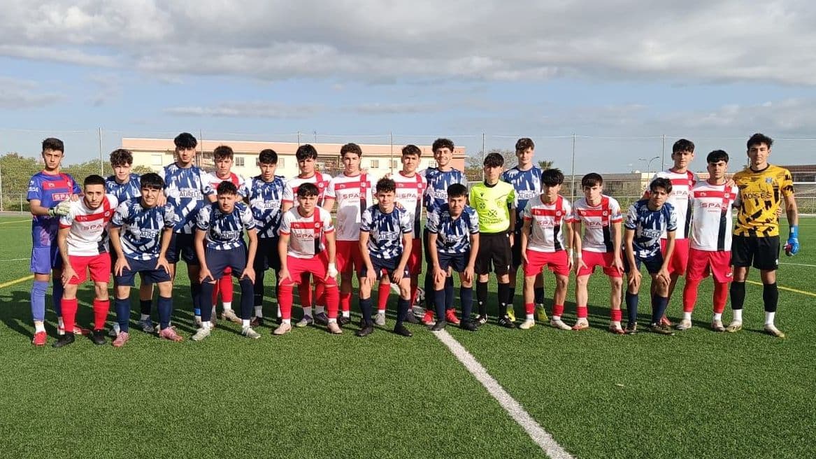Jugadores del Nuevo Cáceres San Francisco y del Nuevo Plasencia en un partido juvenil en Cáceres
