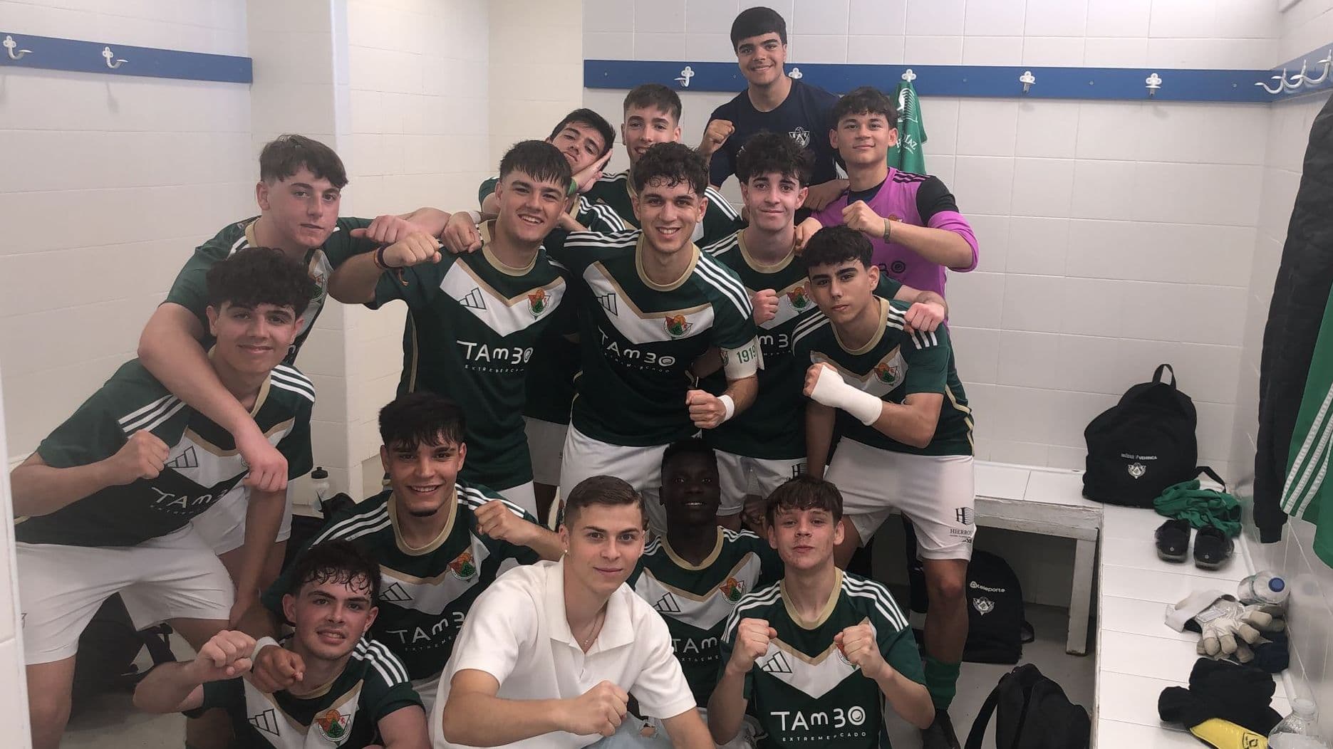 Jugadores del Cacereño C juvenil celebrando la victoria ante el Moctezuma