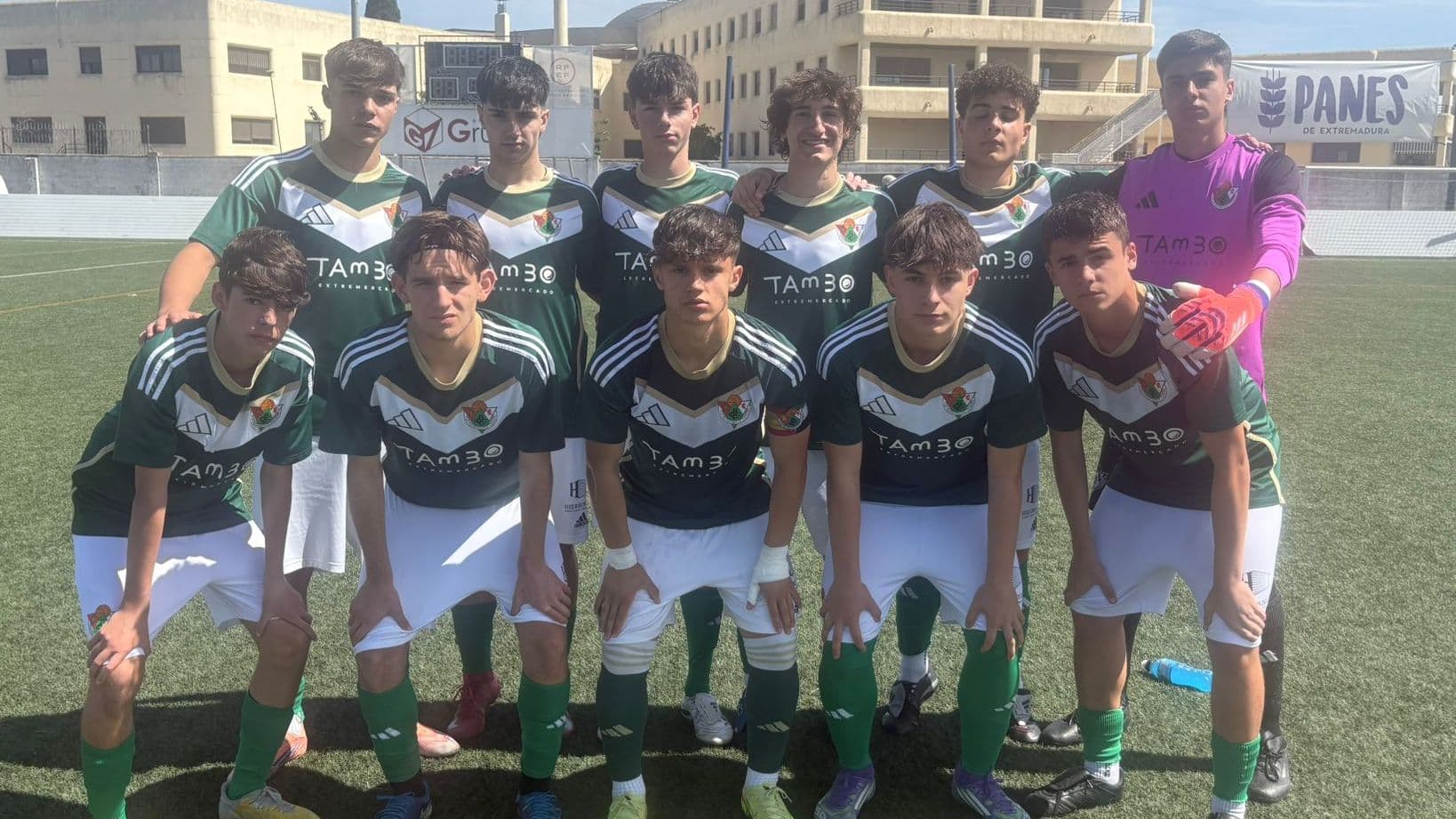 Jugadores del Cacereño cadete durante el duelo disputado en Badajoz