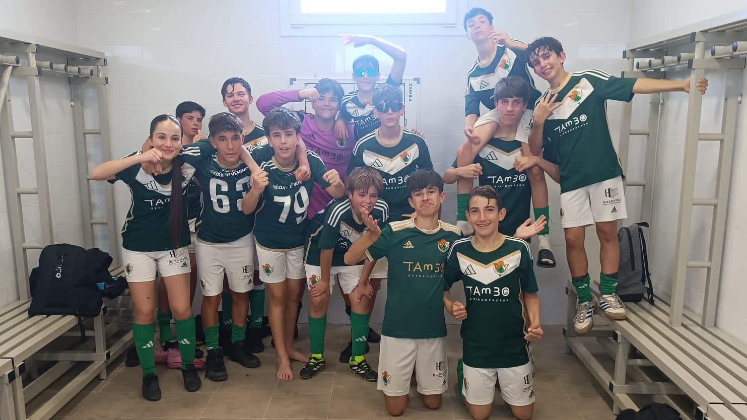 Jugadores del Cacereño D celebran la victoria ante el Moctezuma B en El Cuartillo