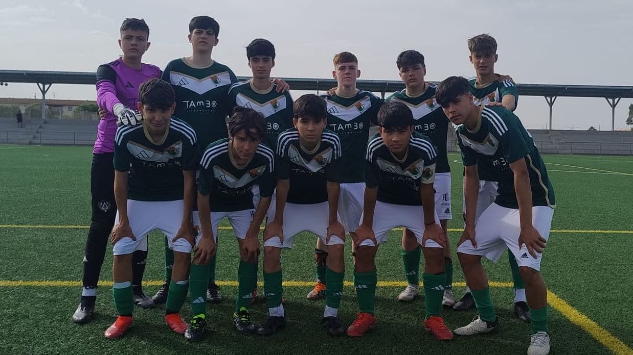 Jugadores del Cacereño E antes de su último partido de liga