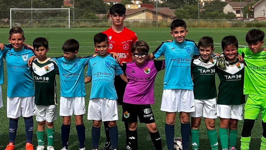 Jugadores benjamines del Cacereño y del Nazaret antes del último partido de liga