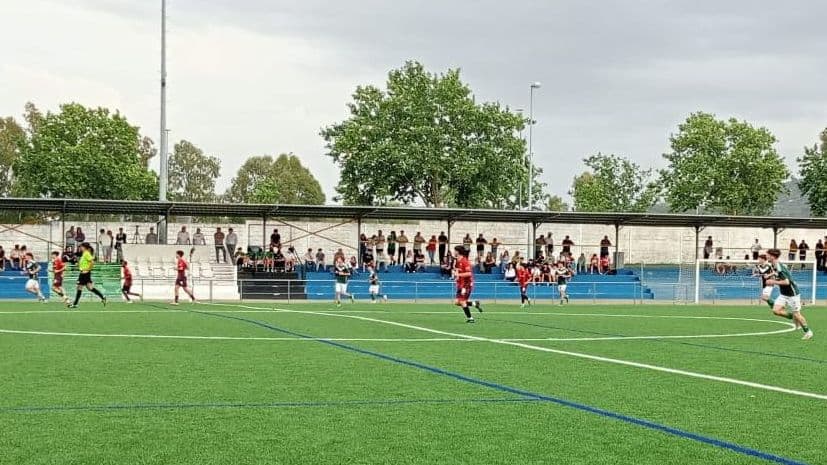 Acción de juego entre Vedruna y Cacereño en Liga Nacional Juvenil
