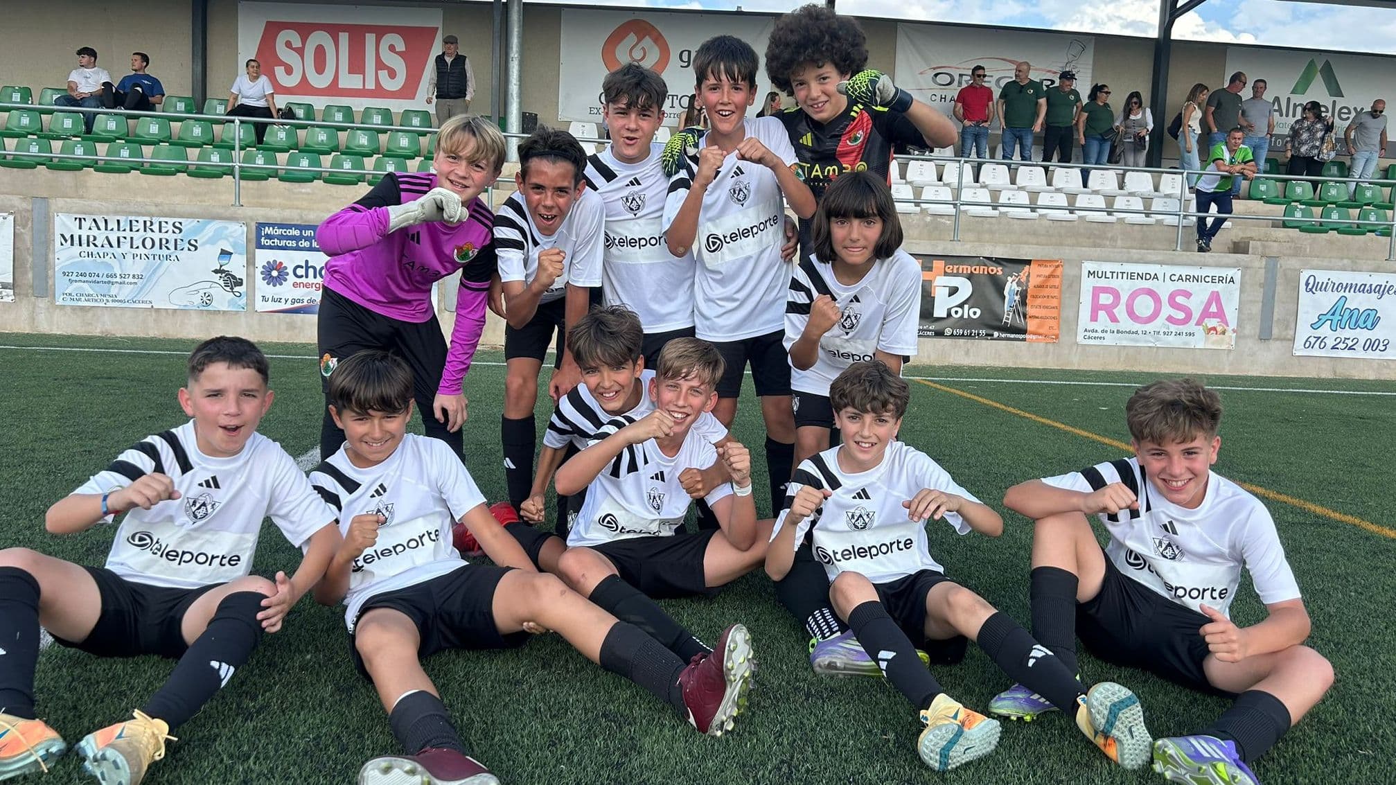 Jugadores del Cacereño alevín celebrando su victoria ante Torreorgaz