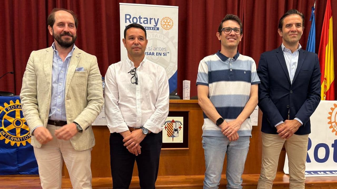Representantes del Colegio San José, Rotary Club Almendralejo y Global Game durante la presentación del campus