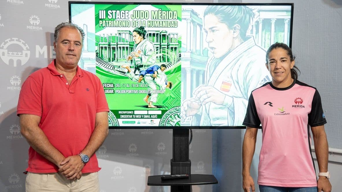Cristina Cabaña dirige una sesión técnica de judo durante el stage de Mérida