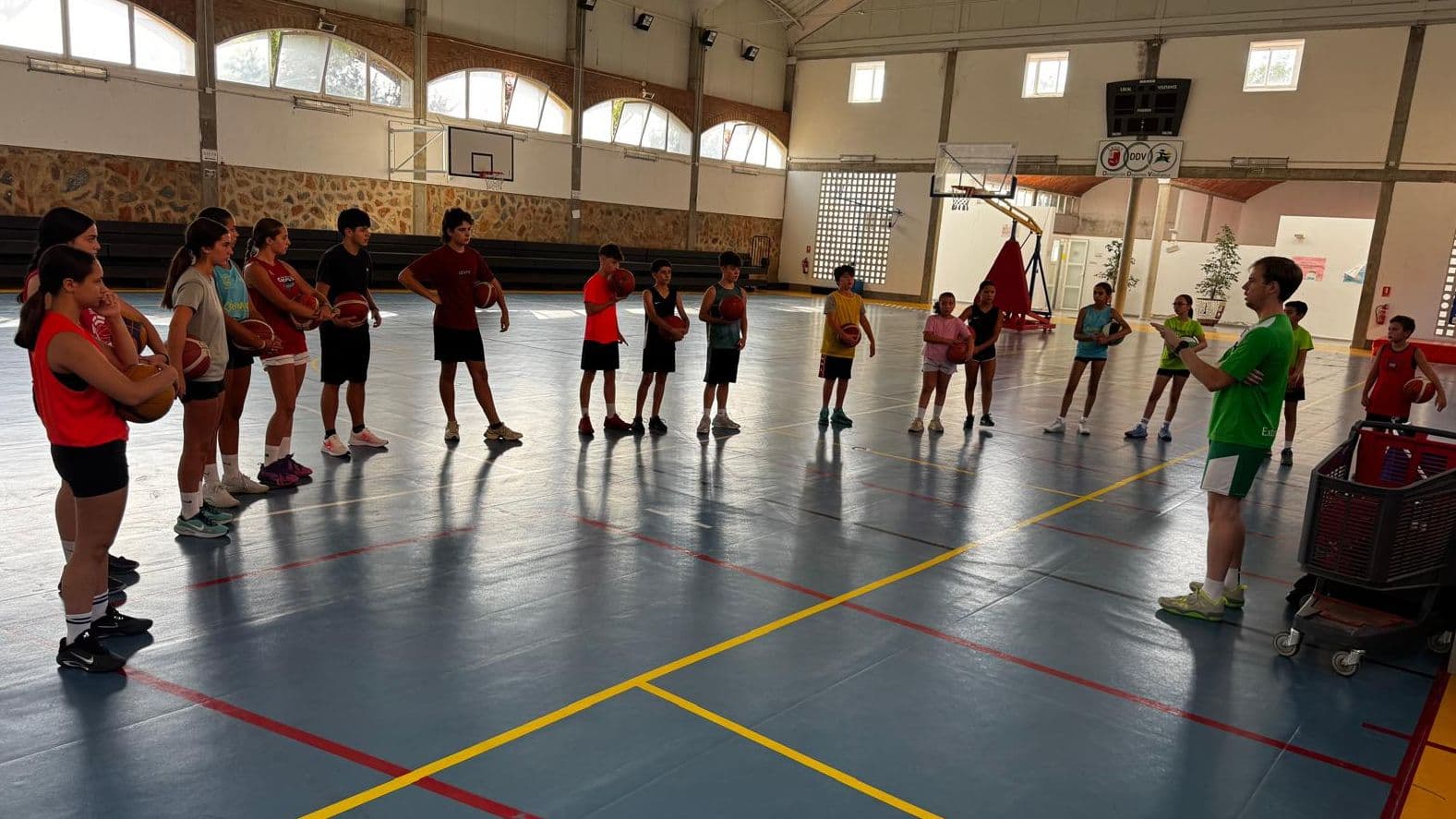 El CB Villafranca abre sus puertas para acercar el baloncesto a los más jóvenes