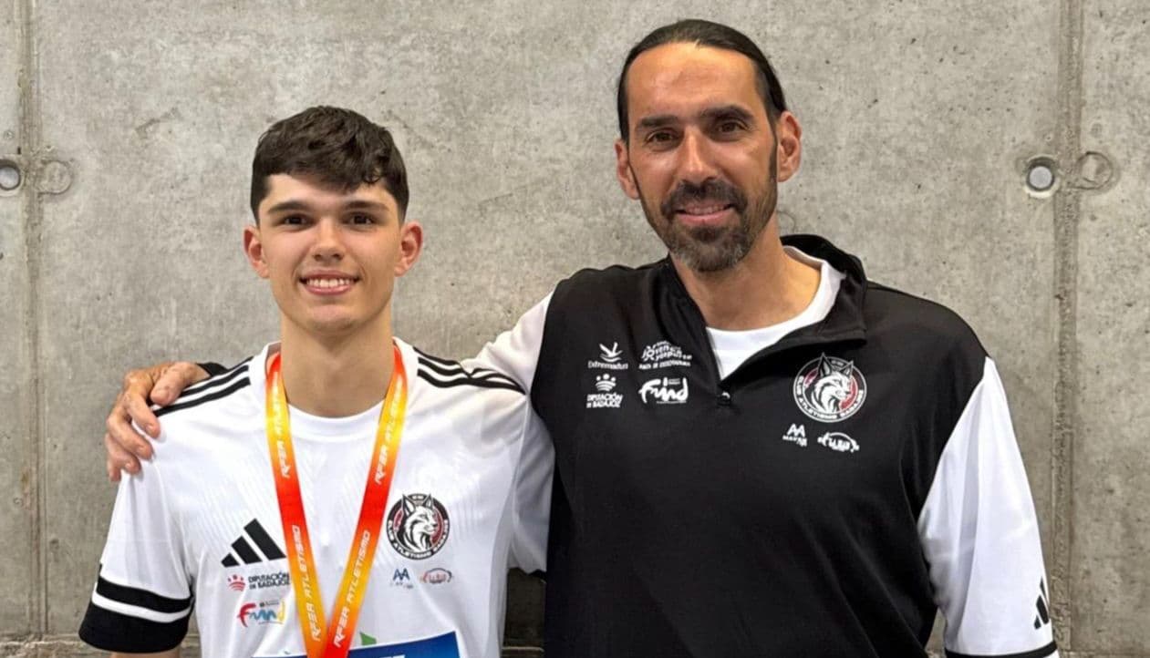Álex Rodríguez celebra su bronce en salto de altura en el Campeonato de España sub20