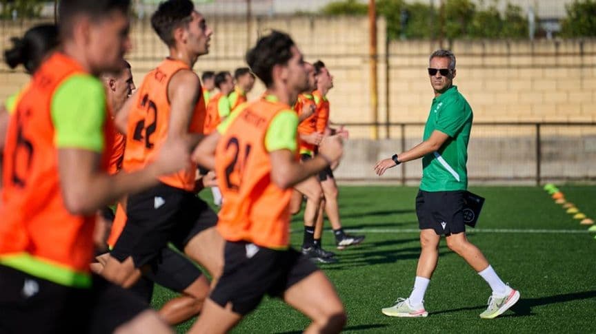 Árbitros y jugadores participan en una foto conjunta dentro del protocolo RFEXF Lazos
