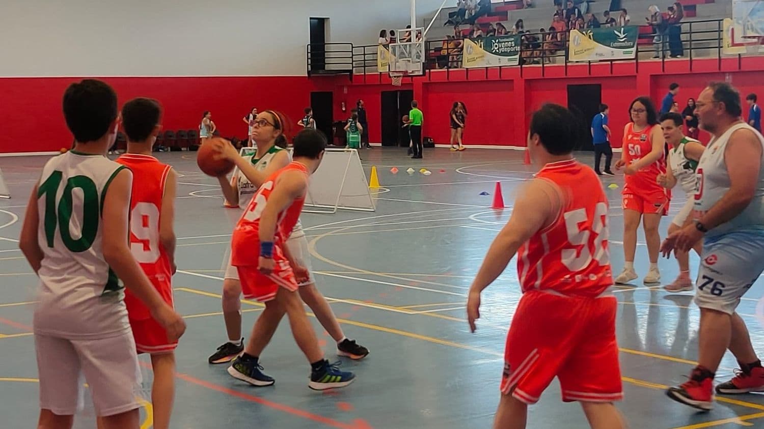 Partido de baloncesto inclusivo del programa I+DXT en el Colegio San Antonio de Padua