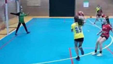 Equipo cadete femenino celebrando un gol en competición