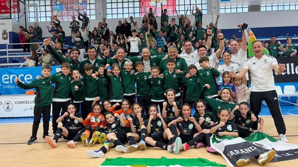 La selección extremeña benjamín femenina celebra su pase a semifinales en el CESA de fútbol sala