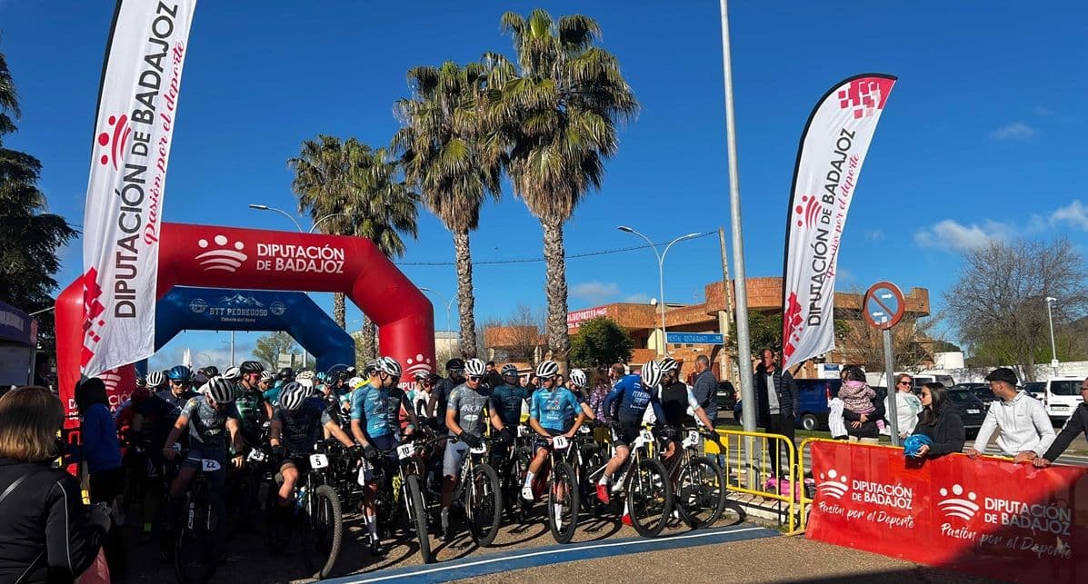 Corredores del Open de Extremadura XCMM durante una subida en Cabeza del Buey  Meta title