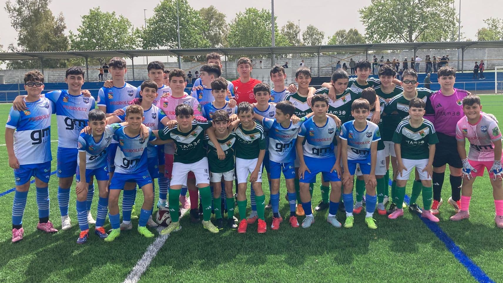 Jugadores del Cacereño Infantil E y del Arroyo durante el partido disputado en Cáceres