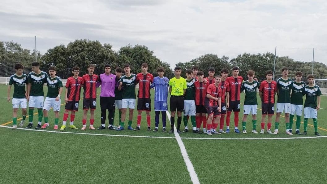 Jugadores del Cacereño Tambo B y del Vedruna disputan un balón en el derbi cadete de El Cuartillo