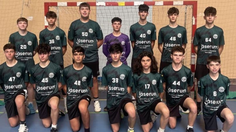 Equipo cadete masculino celebrando una acción en un partido de balonmano