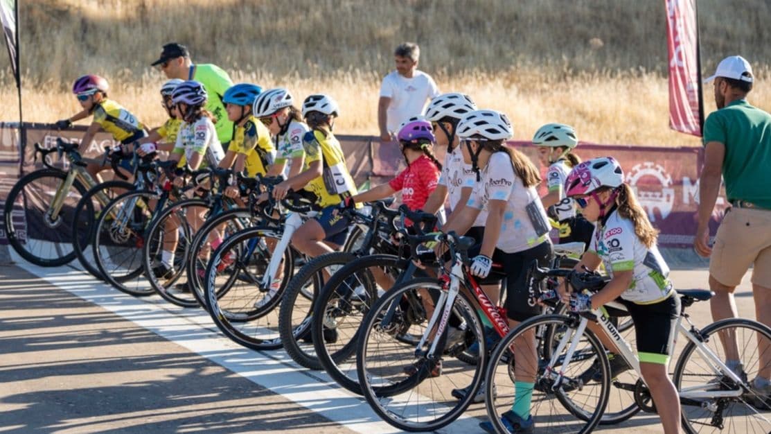 Jóvenes ciclistas participando en la Copa Escuelas en Villanueva de la Serena