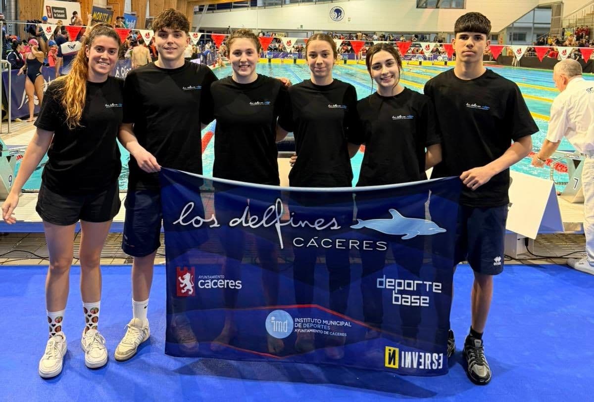 Nadadores del Club Natación Cáceres Los Delfines en el Campeonato de España de Sabadell