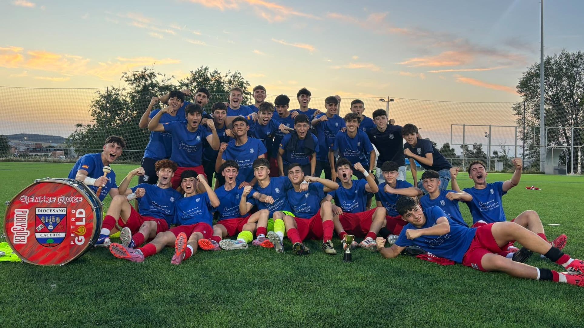 Jugadores del Diocesano celebrando el título de División de Honor Extremadura Cadete tras ganar a La Cruz Villanovense