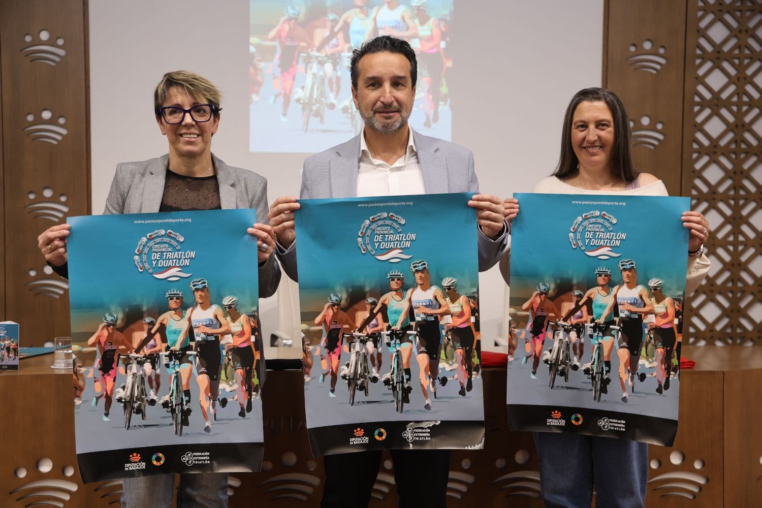 Deportistas compiten en una prueba de duatlón cross del circuito provincial