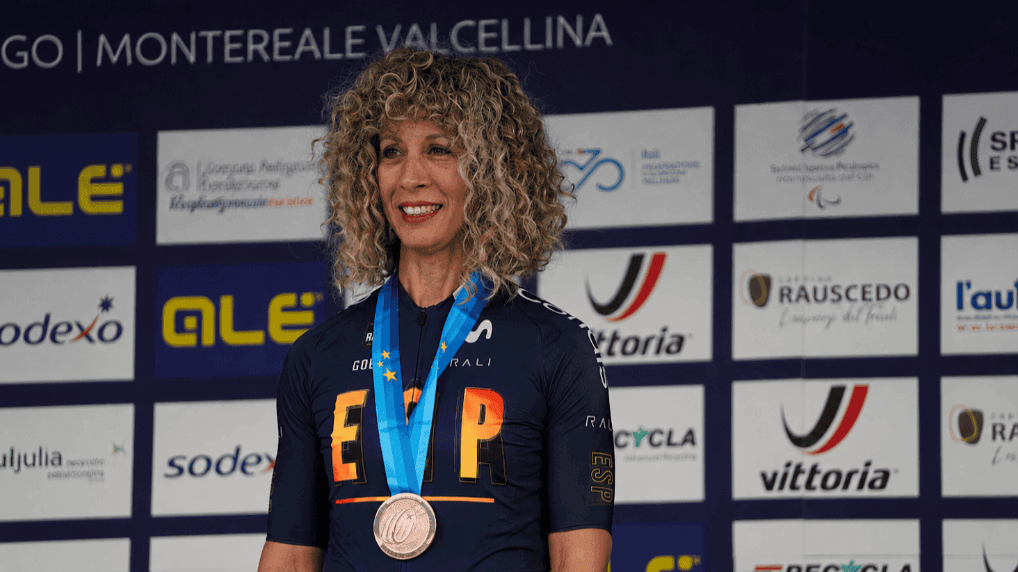 Maribel Toro celebra su medalla de bronce en el Europeo de ciclismo paralímpico